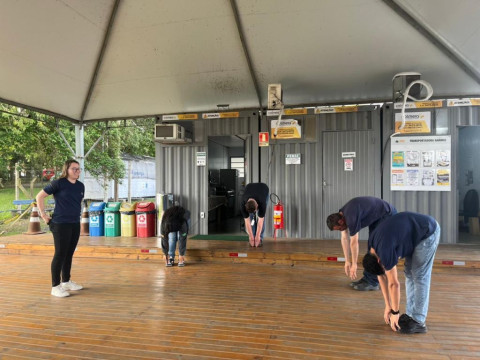 Instruções sobre ginástica laboral aos colaboradores